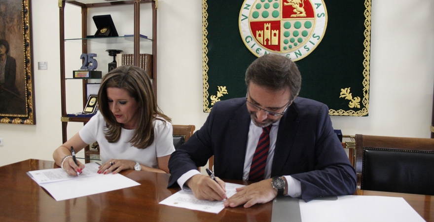 Juan Gómez y Yolanda Caballero, durante la firma del documento de cesión.