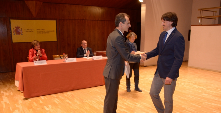 Juan Jesús Gutiérrez recibe su galardón de manos del ministro Pedro Duque