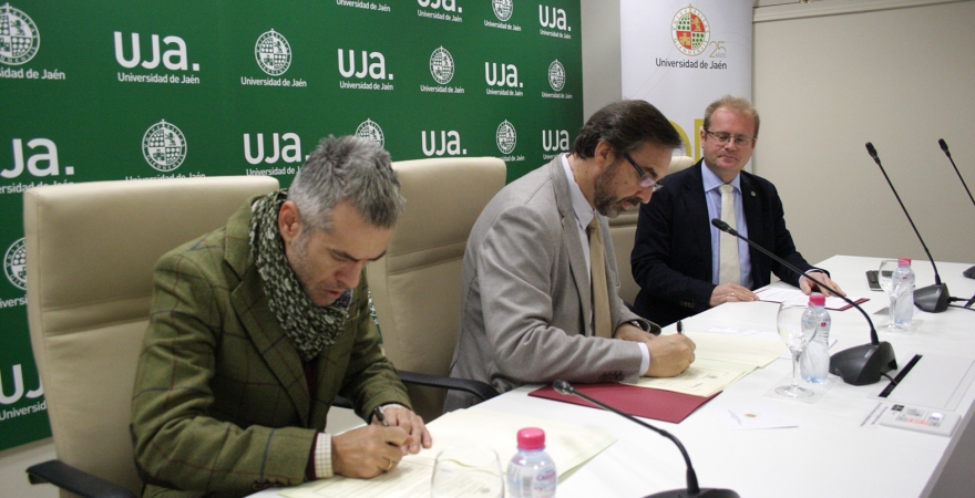 Firma del convenio entre Juan Gómez y Jesús Calderón, con Alejandro Jiménez.