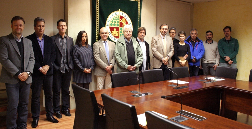 El Rector de la UJA y José Juan Gaforio, junto a los participantes en el curso.