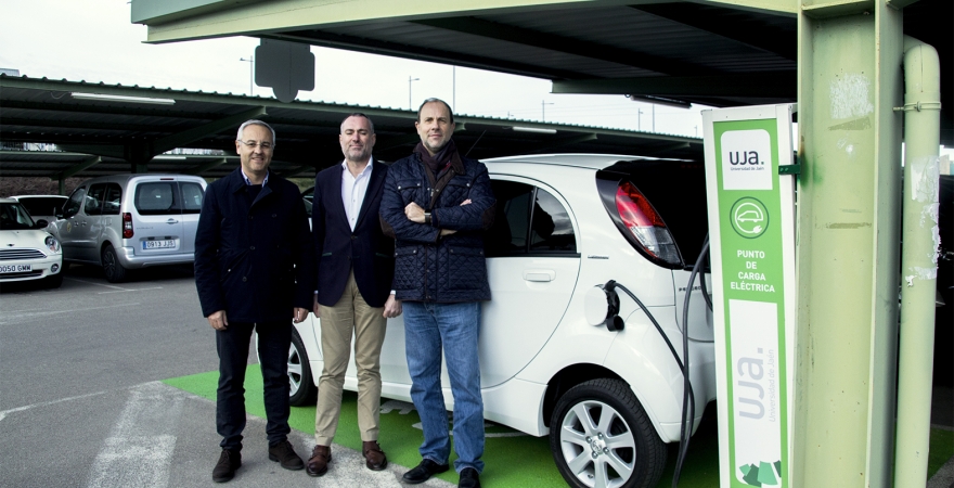 Juan R. Lanzas, José González y Nicolás Ruiz, junto al vehículo eléctrico cedido a la UJA. Foto: María Isabel Arias.