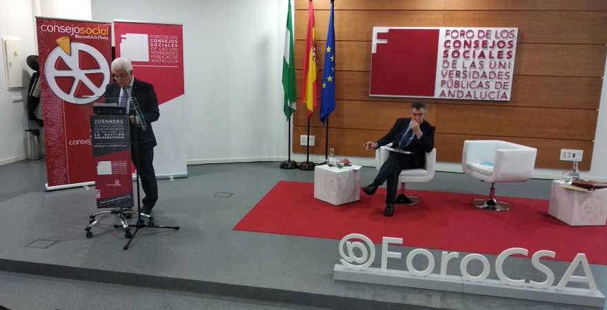 El presidente del Foro de los Consejos Sociales de Andalucía, durante su intervención.