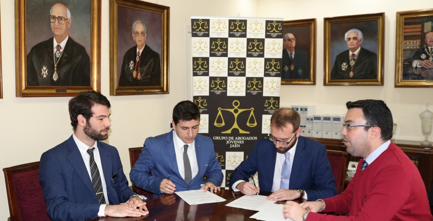 Firma del convenio entre ADEDEJA y GAJ Jaén.