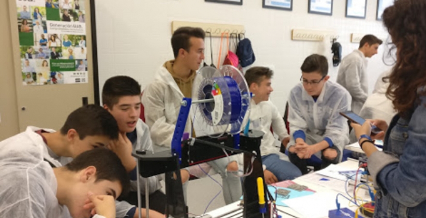 Alumnado de Secundaria participa en un montaje experimental de impresión 3D en el taller generalista 'Descubre la Ingeniería'.