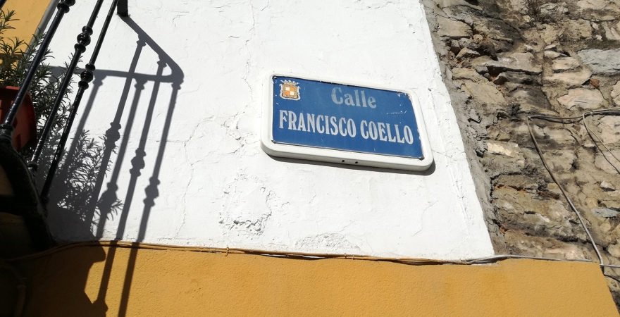 Placa de la calle Francisco Coello.