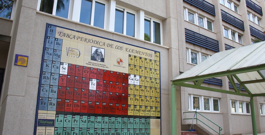 Azulejos de la Tabla Periódica de los Elementos Químicos, en la fachada del Edificio B3.