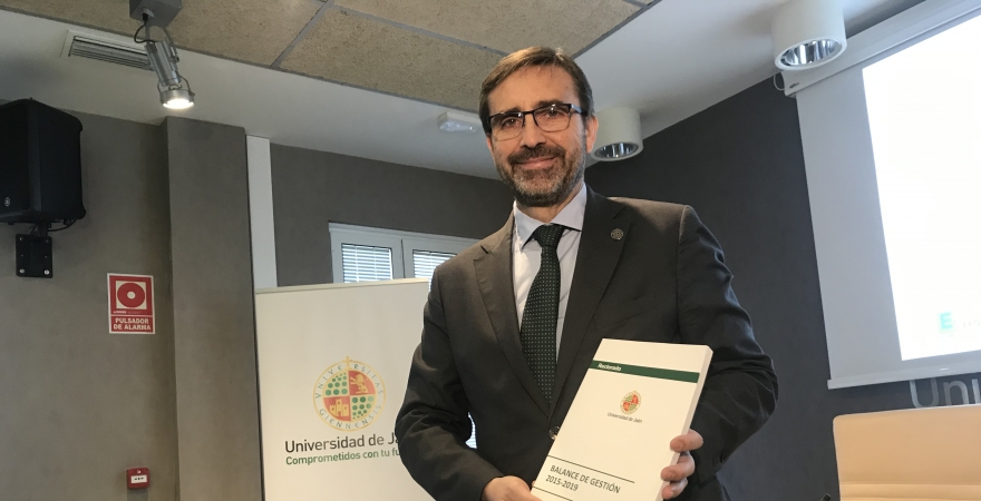 Juan Gómez, con el documento del Balance de Gestión 2015-2019.