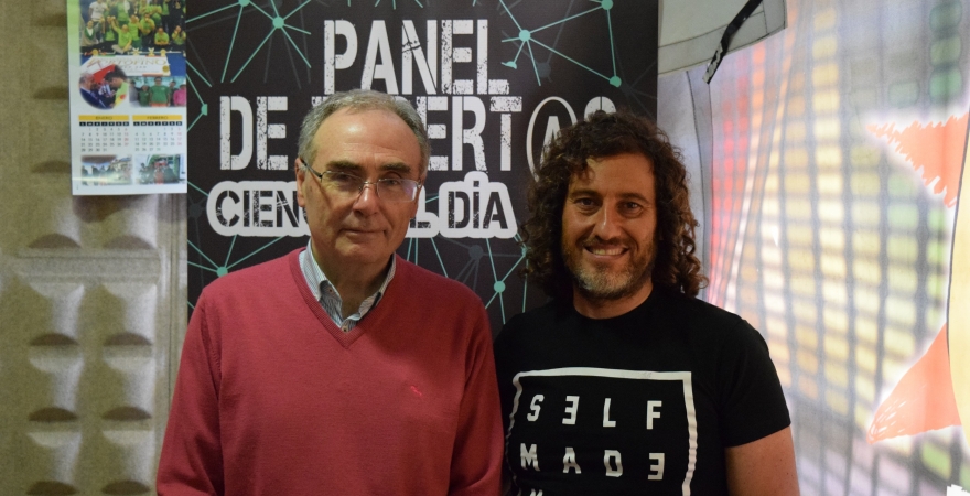 Luciano García y Julio A. Olivares, en los estudios de Uniradio Jaén.