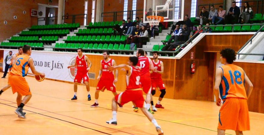 Un partido de baloncesto disputado por el equipo de la UJA.