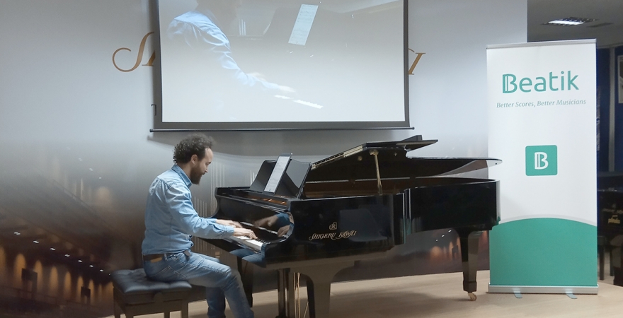 Demostración al piano, en el Shigeru Kawai Center de Madrid.