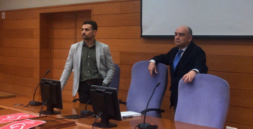 Arturo Montejo y Julio Terrados conversan con Nicolás Berlanga.