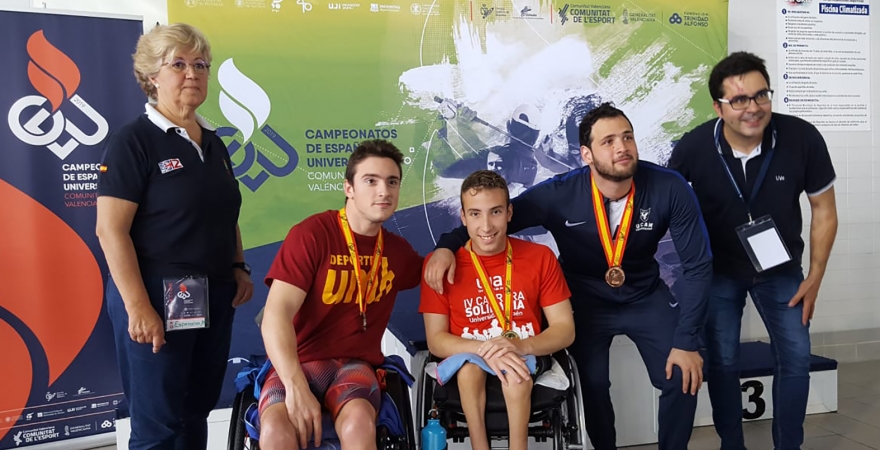 Fernando Moya Espinosa, en el centro, con la medalla de oro.