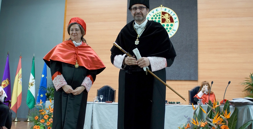 El Rector de la UJA, Juan Gómez, junto a la directora General de Universidades de la Junta de Andalucía.