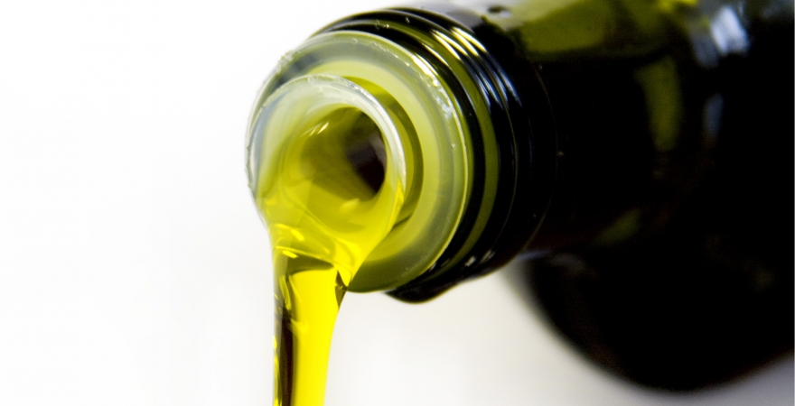 Botella con aceite de oliva.