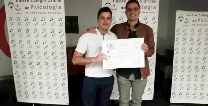 Miguel Camacho, a la izquierda, autor del trabajo, junto a su tutor, Pere Castellví, con el premio recibido.