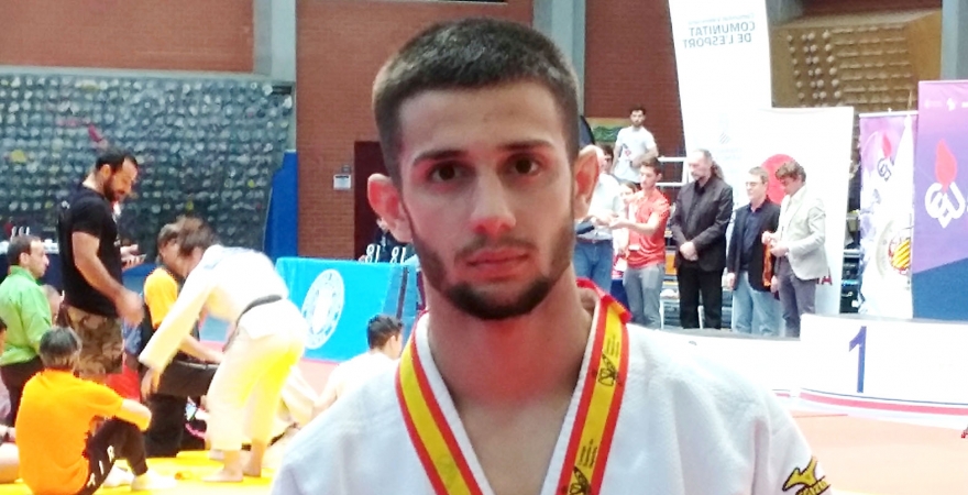 Eduardo Ordóñez, con la medalla de subcampeón universitario de España.