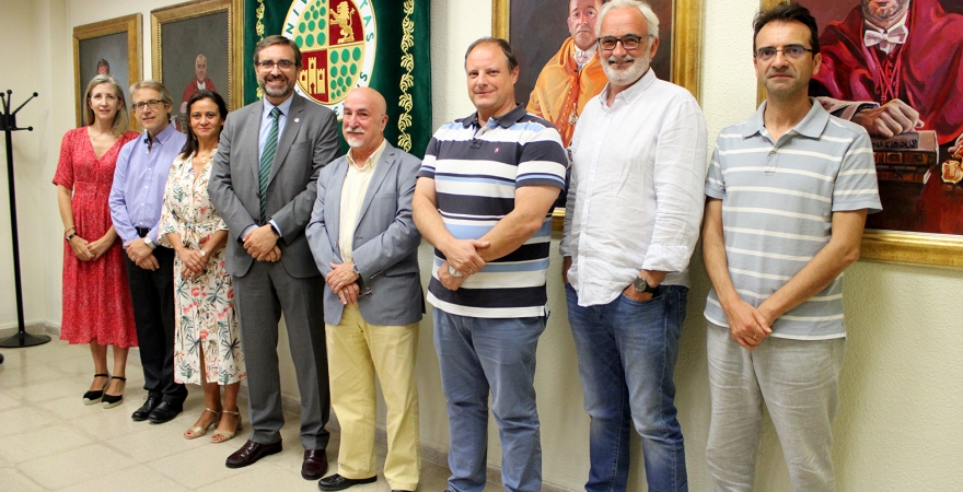 El Rector de la UJA, Juan Gómez, junto a los Defensores y Defensoras de las Universidades Andaluzas, en Jaén.