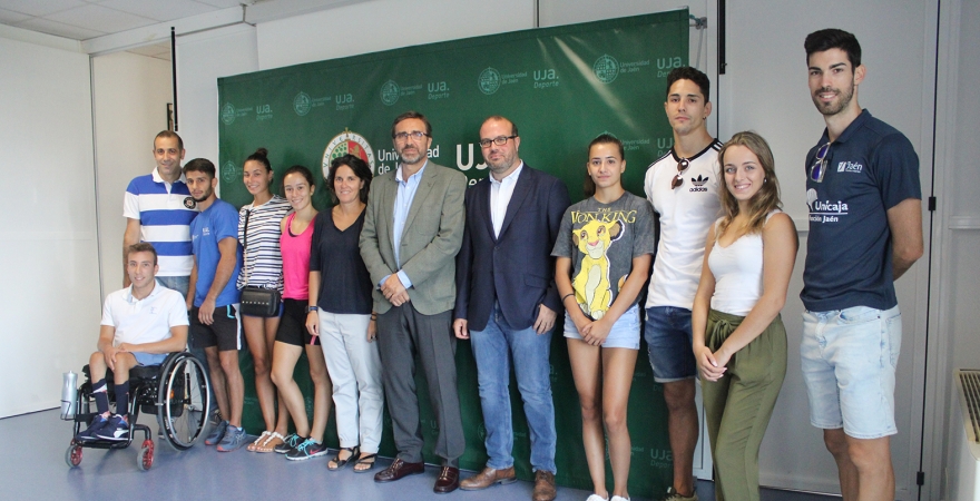 Foto de familia del Rector y responsables del área de Deportes de la UJA con deportistas universitarios.