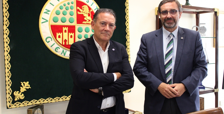 Juan Gómez y Raúl Caro, en el despacho del Rector.