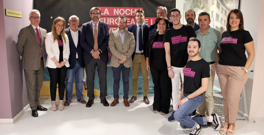 Representantes institucionales y organizadores de 'La Noche Europea de los Investigadores' en Jaén.