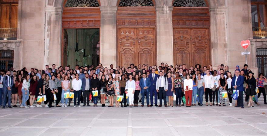 Foto de familia de los estudiantes de internacional con las autoridades