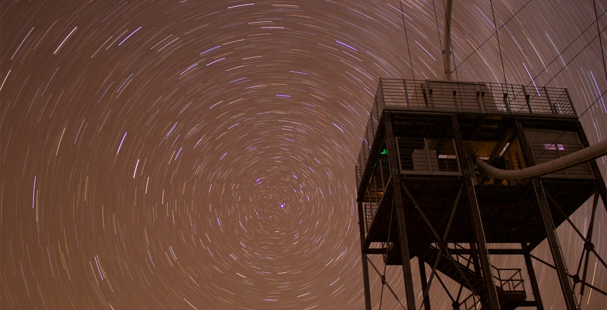 Fotografía nocturna de la torre de acceso del LST-1, diseñada por la UJA.