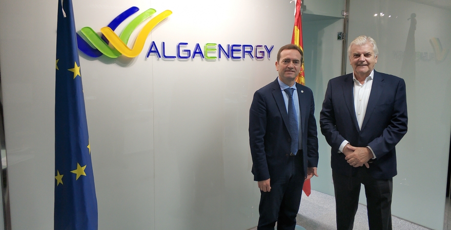 El presidente de AlgaEnergy Augusto Rodríguez, a la derecha, junto a Ruperto Bermejo, responsable del proyecto UJA. 