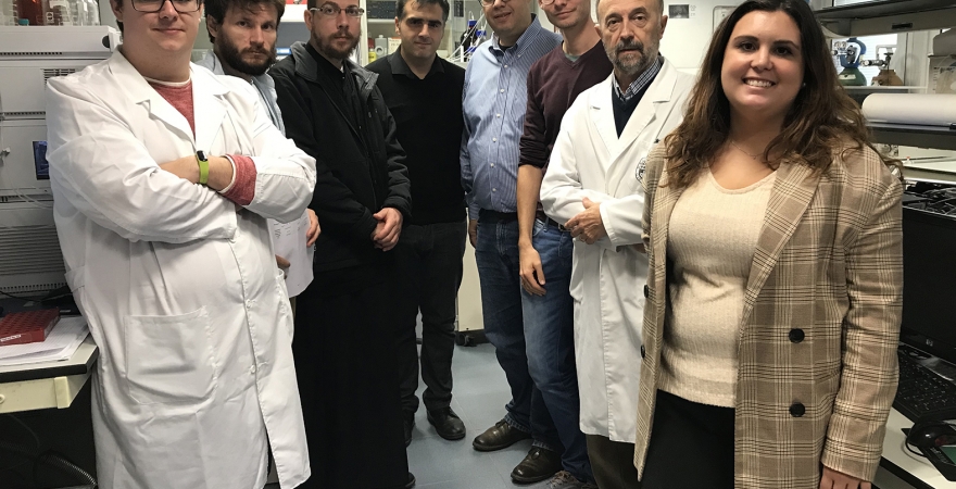 Investigadores que participan en el proyecto, en un laboratorio de la UJA.