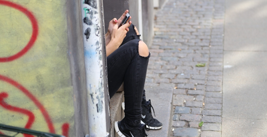 Una chica, con su teléfono móvil.