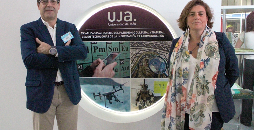 L. Alfonso Ureña y María Teresa Martín, en el stand de la UJA en Tierra Adentro.