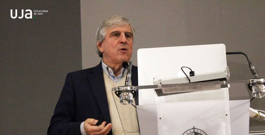 José López Barneo, durante su conferencia.