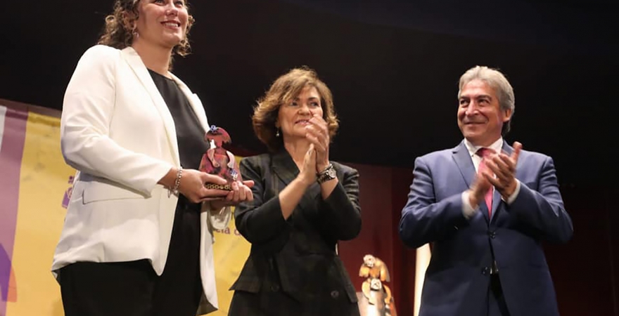 Antonia García, con el premio, junto a Carmen Calvo y a Lucrecio Fernández, delegado del Gobierno en Andalucía