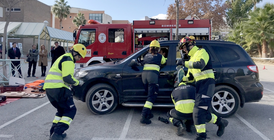 Simulacro de rescate de un vehículo a cargo de los bomberos.