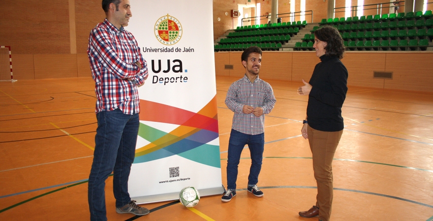 David Velasco, junto a Gema Torres y Álvaro Trujillo, en las instalaciones deportivas de la UJA.