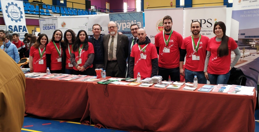 Profesores y alumnado de la UJA, en el estand que la institución instaló en el IV Salón del Estudiante de Marmolejo.