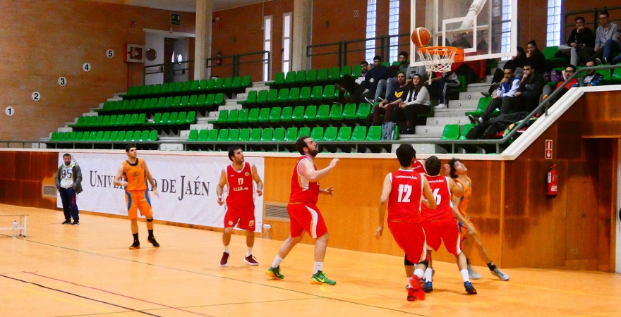 Partido de baloncesto del equipo masculino de la UJA.