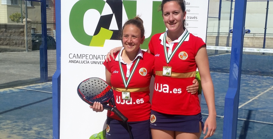 Marta Porras, a la izquierda, junto a Nuria Cobo, campeonas andaluzas universitarias.