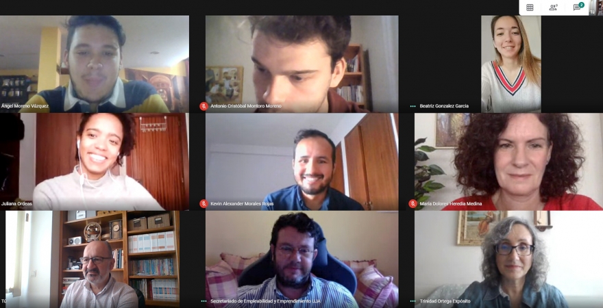 Representantes y personal del Vicerrectorado de Transferencia del Conocimiento, Empleabilidad y Emprendimiento, junto a los cinco estudiantes premiados.
