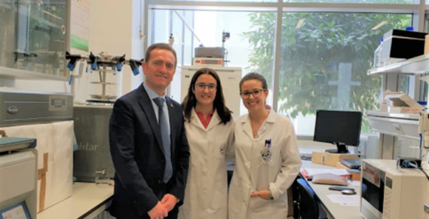Miembros del grupo de investigación del proyecto 'Phicoalgae', en sus laboratorios de la EPS de Linares.