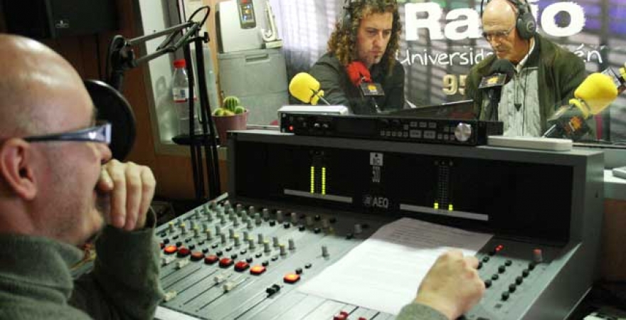 Julio A. Olivares, en los estudios de UniRadio Jaén realizando una entrevista.