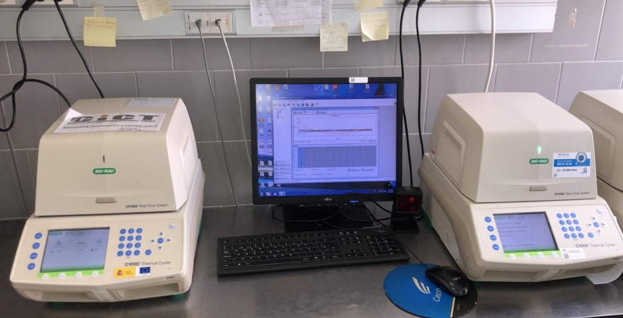 A la izquierda, equipo para la realización de test PCR cedido en marzo al Complejo Hospitalario de Jaén.
