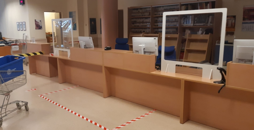 Aspecto actual de la Biblioteca del Campus Las Lagunillas, lista para el préstamo con cita previa