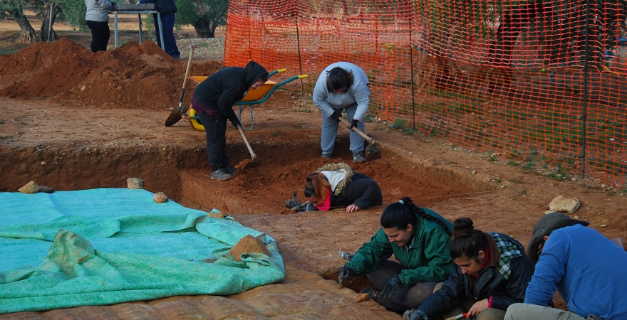 Alumnado del Grado de Arqueología de la UJA, excavando en el Arco de Augusto.