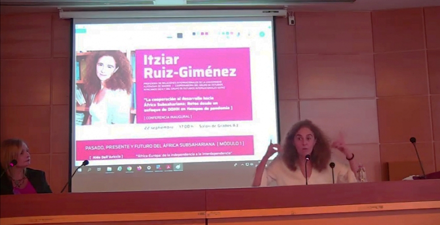 Momento de la conferencia inaugural de Itziar Ruiz-Giménez.
