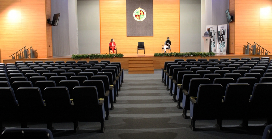 Aspecto del Aula Magna del Campus Las Lagunillas, en la Jornada virtual de recepción de estudiantes de nuevo ingreso