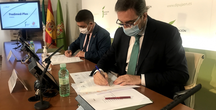 Firma del convenio entre el Rector de la UJA y el presidente de la Diputación.