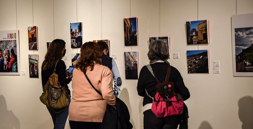 Visitantes, en la muestra fotográfica.