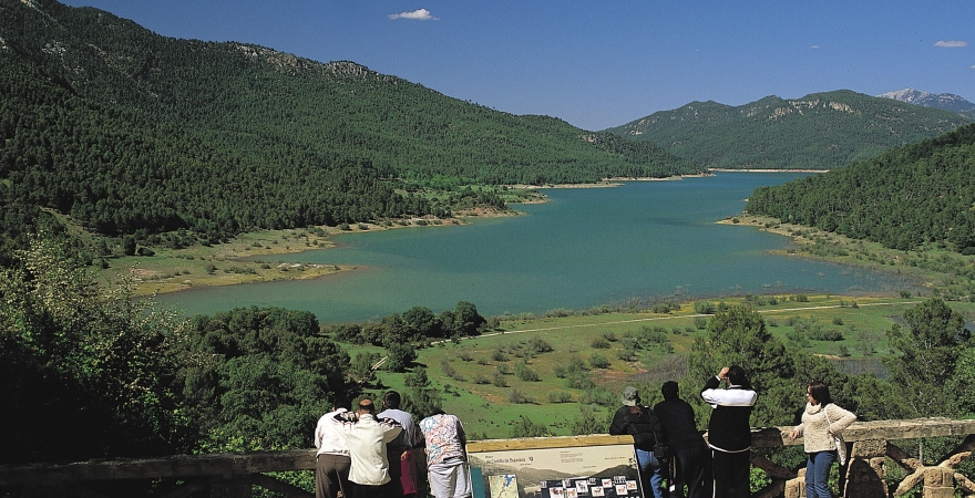 Foto de archivo de turistas observando el Tranco de Beas. Foto: Diputación de Jaén.