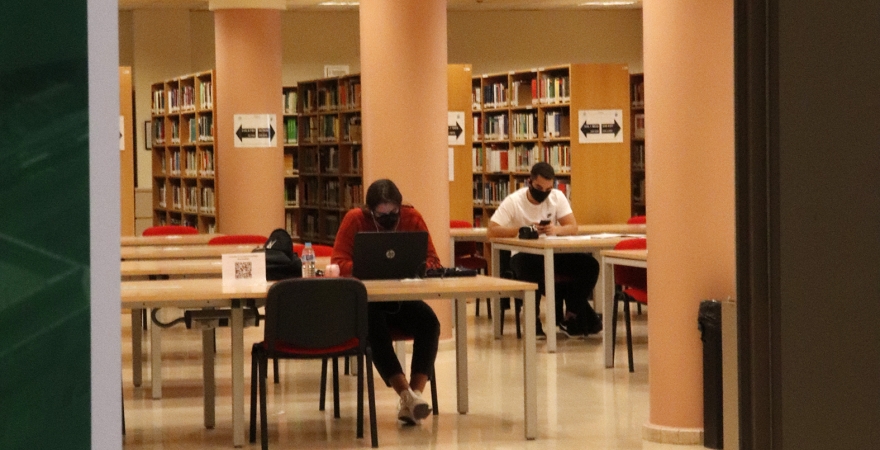 Estudiantes en la Biblioteca del Campus Las Lagunillas. Foto: Gema Gómez.