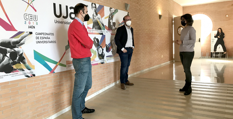 Álvaro Trujillo, Felipe Serrano y Gema Parra, en el Pabellón del Campus Las Lagunillas.